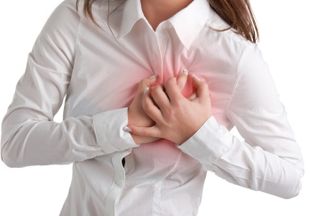 Симптомы инфаркта у женщин и оказание первой помощи