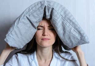 Ох уж эти дни: невролог пояснил, как распознать менструальную мигрень
