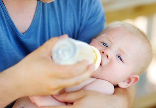 Употребление молочных смесей в первые дни жизни ребенка может вызвать появление астмы?