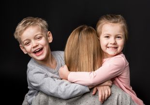 Совет дня: если дети ревнуют маму друг к другу, расскажите им терапевтическую сказку