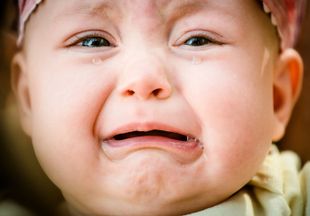 Когда появляются слезы у новорожденных: возрастная норма и особенности