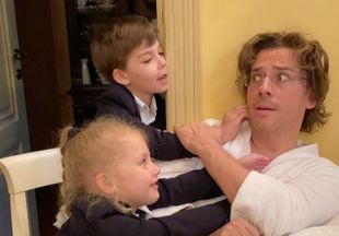 «Спиногрызы атакуют!»: Максим Галкин показал, как начинается утро в его семье