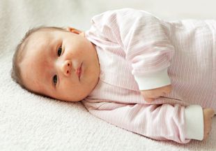 Почему появляется потница у новорожденных и как ее лечить