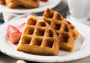 Полезный завтрак: диетолог поделился рецептом вафель без сахара и сливочного масла
