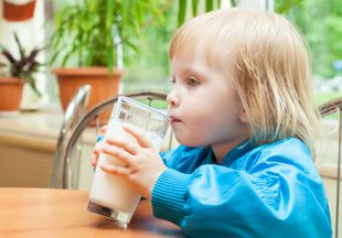 Эксперты: молоко ряда производителей с маркировкой «детское» вредно для ребенка