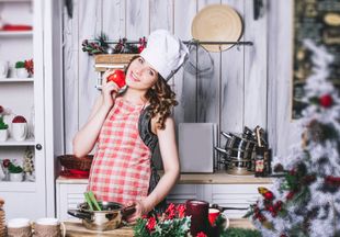 Что съесть беременной в Новый год? Диетолог пояснил, какие блюда включить праздничное меню