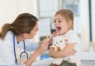 Причины и методы лечения белого налёта на миндалинах у детей