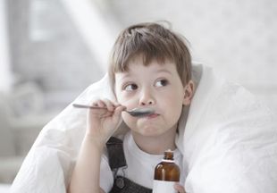 Антибиотики при кашле у детей: давать или нет?