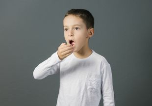 Запах изо рта у ребенка, причины, способы устранения