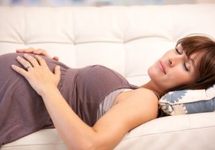 Почему беременным нельзя спать на спине