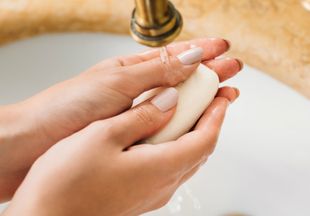 Не переплачивайте: Роспотребнадзор рассказал, чем отличается антибактериальное мыло от обычного