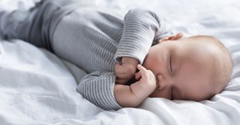 Почему возникает кривошея у новорожденного