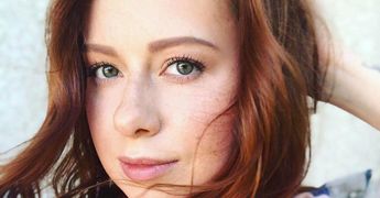 «Мы всей семьей просто молчали»: Юлия Савичева рассказала, что потеряла ребенка