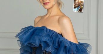 Эффектно и необычно: певица Натали показала платье в стиле новогодней елки