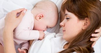 Можно ли яблоки при грудном вскармливании включать в повседневный рацион и как это правильно делать