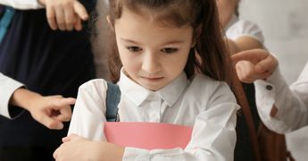 Совет от Людмилы Петрановской: если ребенка травят в коллективе, не замалчивайте это