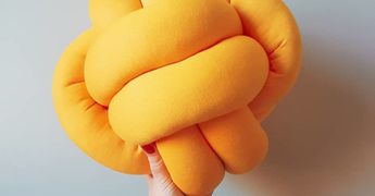 Стильная деталь в интерьере: как сделать подушку-узел