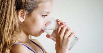 Почему ребенок много пьет воды