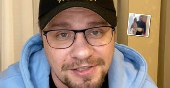 «Гусары семейные»: Гарик Харламов поделился забавным портретом с 6-летней дочкой
