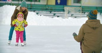 Первые шаги на льду: как научить ребенка кататься на коньках