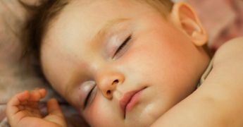 Не спешите к неврологу: 8 естественных причин беспокойного сна у ребенка