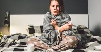 Как справиться с ознобом перед месячными