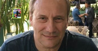 Дождь – не помеха: Евгений Сидихин придумал, как гулять с 1,5-годовалой внучкой в непогоду