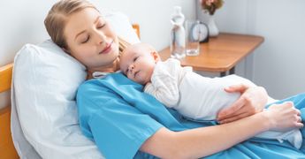 Как и в каком возрасте отучать ребенка спать с мамой?