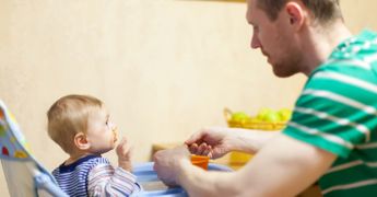 Как научить малыша пить из кружки самостоятельно
