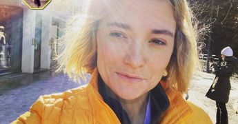 Лето, бантики, бадминтон: Надежда Михалкова опубликовала снимок из детства времен «Утомленных солнцем»