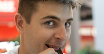 Без зазрения совести: муж съедает сладости, купленные для ребенка