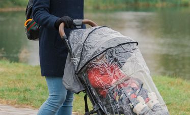 Защита от коронавируса: врач ответил, убережет ли ребенка дождевик для коляски