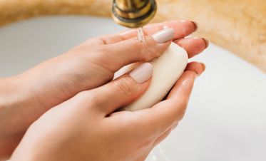Не переплачивайте: Роспотребнадзор рассказал, чем отличается антибактериальное мыло от обычного