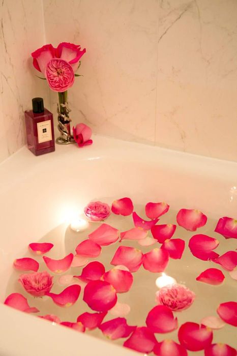 Ванна с розами.История