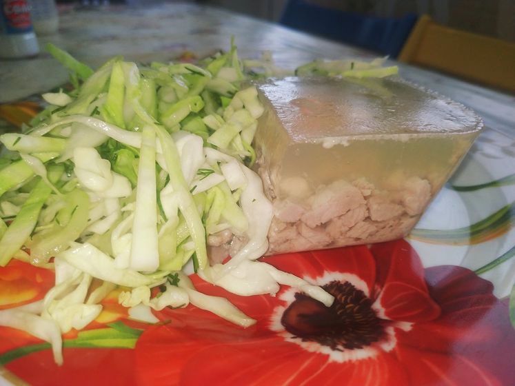 Прогнала парней с кухни