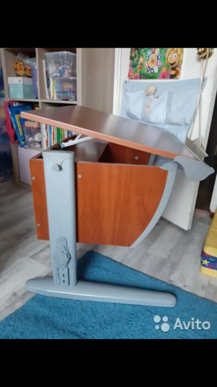 Нужен письменный стол.