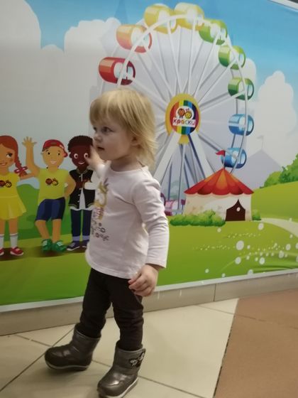 Взвесила дочь) ей 1.9