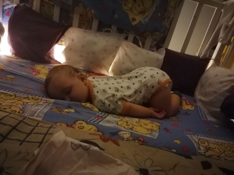 Поза сна на четвереньках.