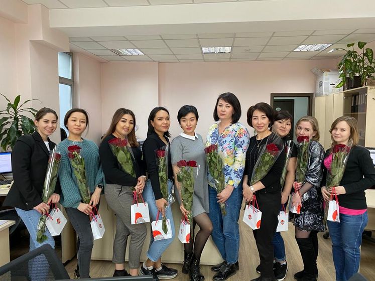 Поздравили нас наши мужчины)