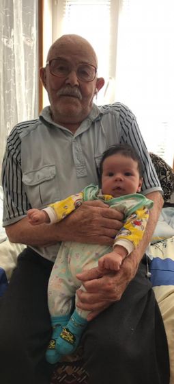 Эмину полгода) Умеем ползать,