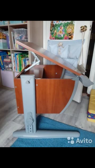 Нужен письменный стол.
