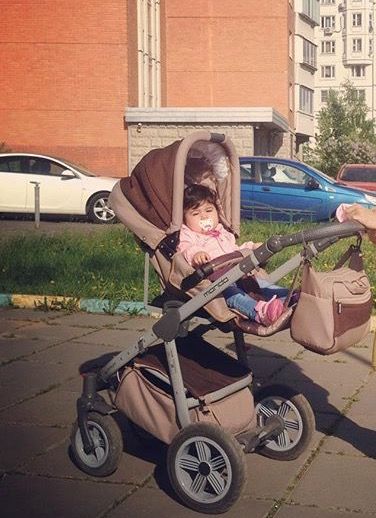 Здравствуйте девушки.я продою коляску 2 в 1 очень хорошом состоянии.покупали за 26.000 а продою за 15.000 рублей.Живу в Москве.