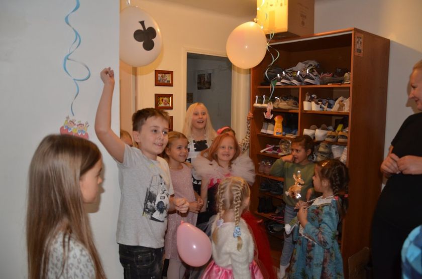 7 лет в стране Алисы в роли королевы.