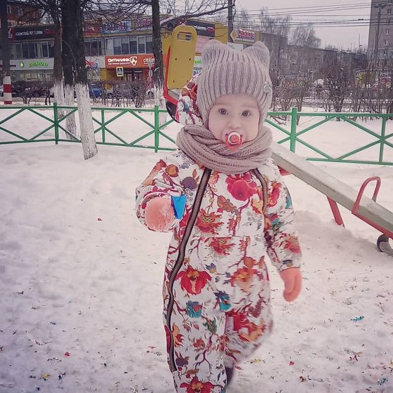 Погодка радует, снежки лепятся,