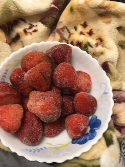 Вчера купила пакет клубники,