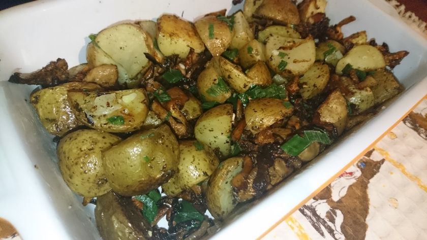 Печеный картофель с лисичками и луком