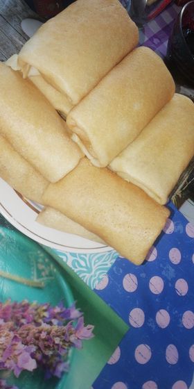 Блины с мясом напекла,