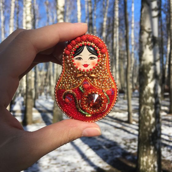 Брошь матрешка