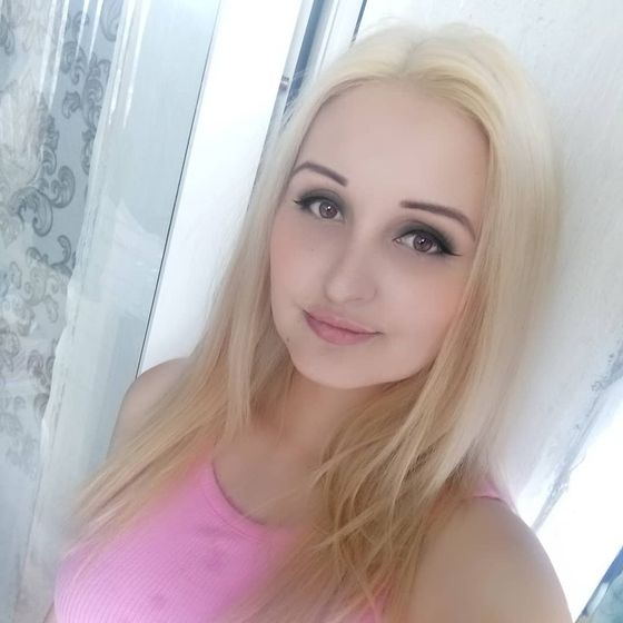 И снова брюнетка))