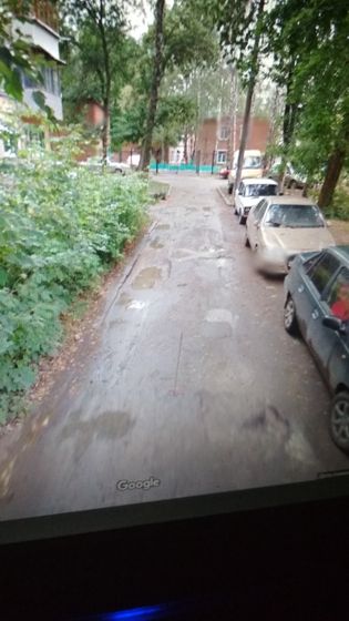 машины во дворе.